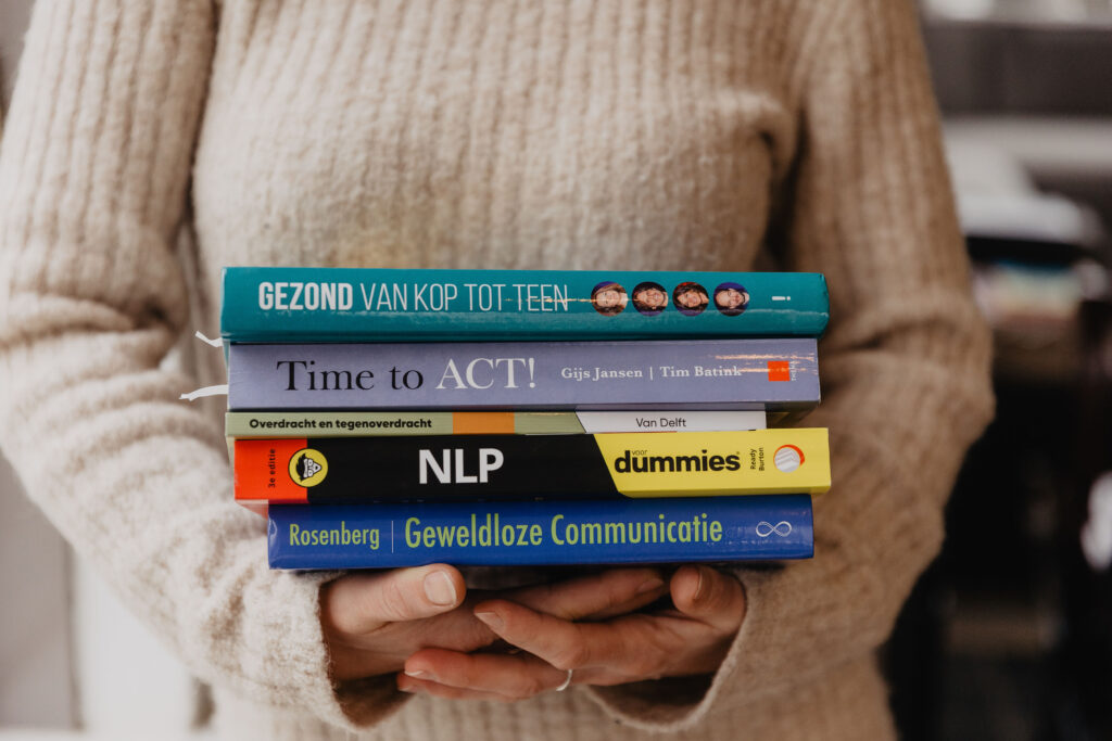 Mirjam houdt boeken vast