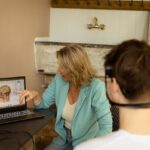 Mirjam legt uit hoe de scan werkt